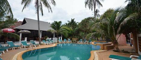 2 buitenzwembaden, parasols bij het zwembad en ligstoelen