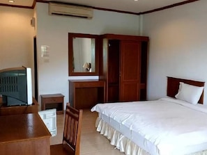 Desk, rollaway beds, free WiFi