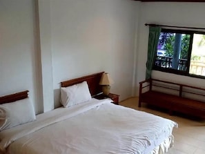 Desk, rollaway beds, free WiFi