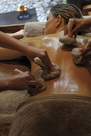 Iemand ontvangt een rugmassage in een spa.