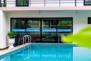 Utomhuspool med öppettider 07.00 till 20.00, och solstolar