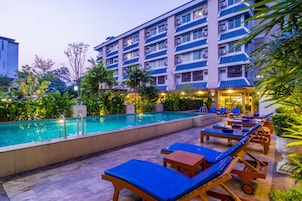 Una piscina al aire libre (de 07:00 a 20:00), tumbonas