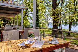 Breakfast, lunch, dinner served; international cuisine, garden views  - INSELHOTEL Potsdam - Hermannswerder (Potsdam)