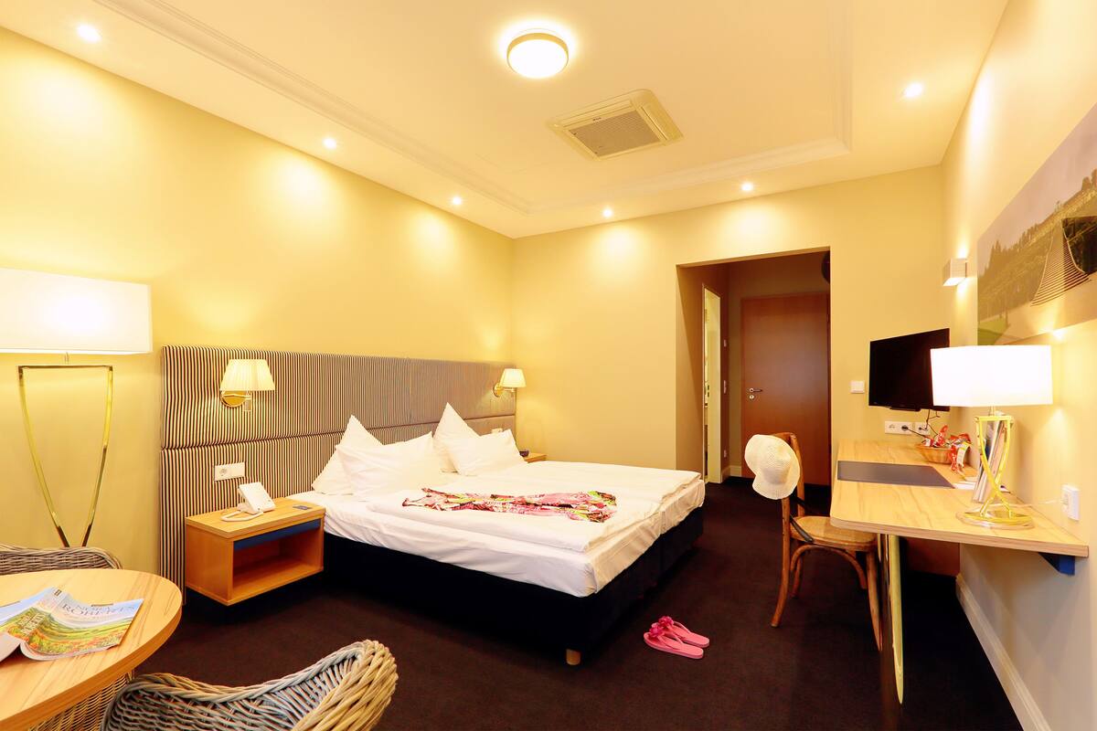 Standard Room, Lake View | Minibar, in-room safe, desk, cribs (surcharge)