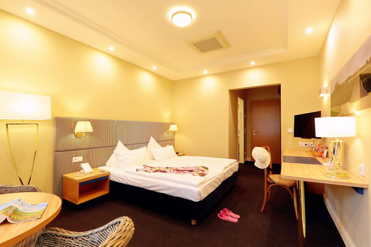 Standard Room, Lake View | Minibar, in-room safe, individually furnished, desk