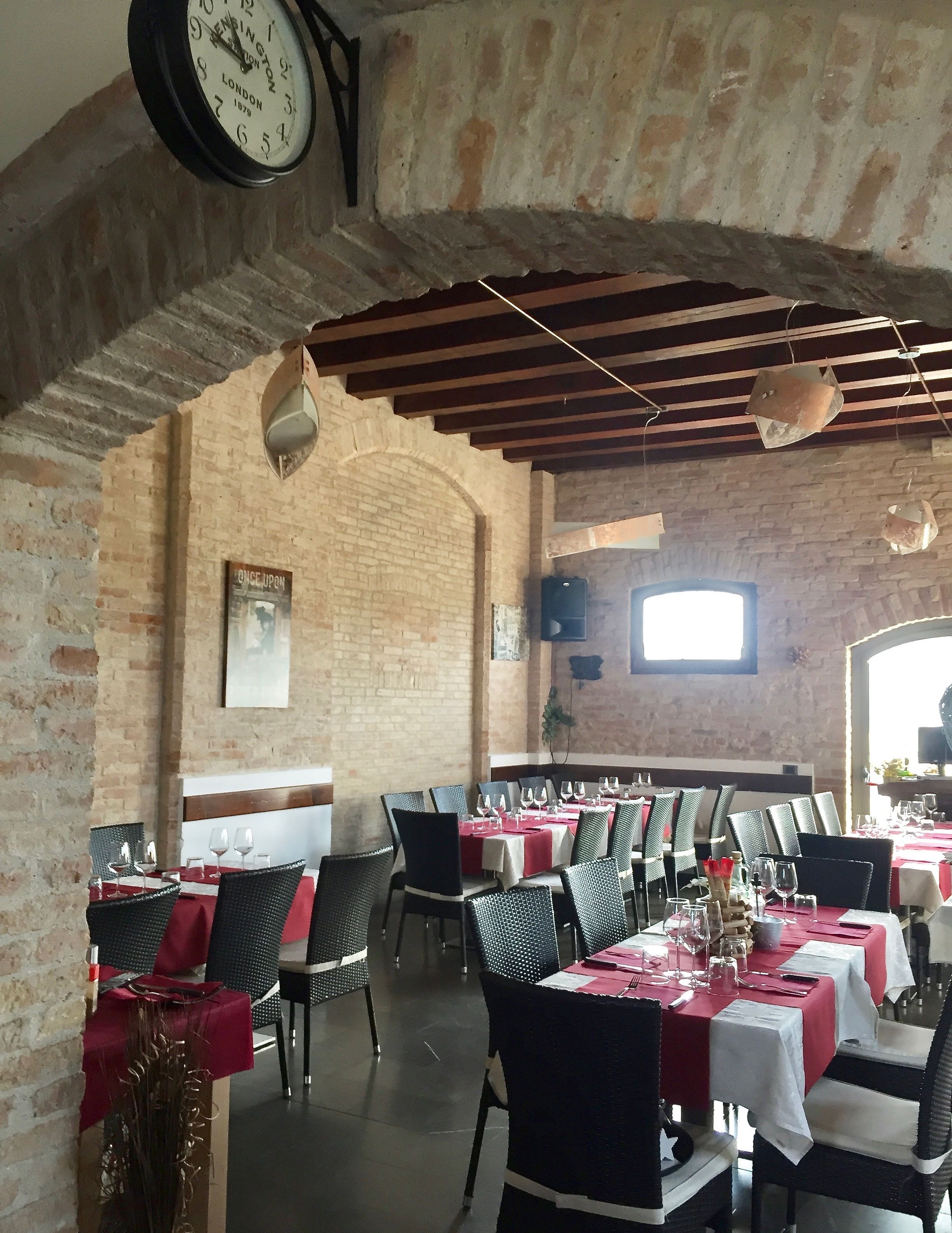 Déjeuner et dîner servis sur place, spécialités Cuisine locale