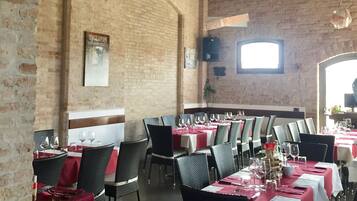 Déjeuner et dîner servis sur place, spécialités Cuisine locale