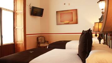 Superior Room | Peti besi dalam bilik, meja, langsir/tirai gelap terus
