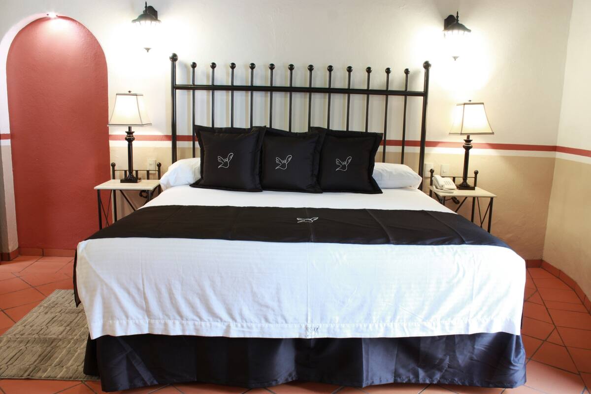 standard room | 1 bedroom, in-room safe, desk, blackout curtains