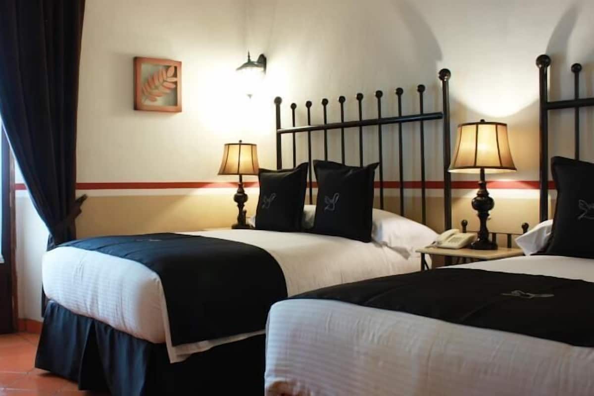 Caja de seguridad en la habitación, escritorio y cortinas blackout