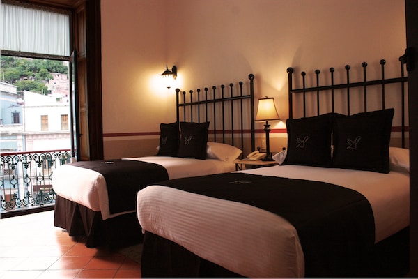 Quarto superior | Cofres nos quartos, escrivaninha, cortinas blackout