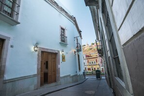 Vista frontal de la propiedad