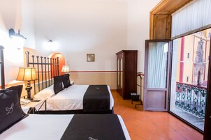 Caja fuerte, escritorio, cortinas opacas y tabla de planchar con plancha
