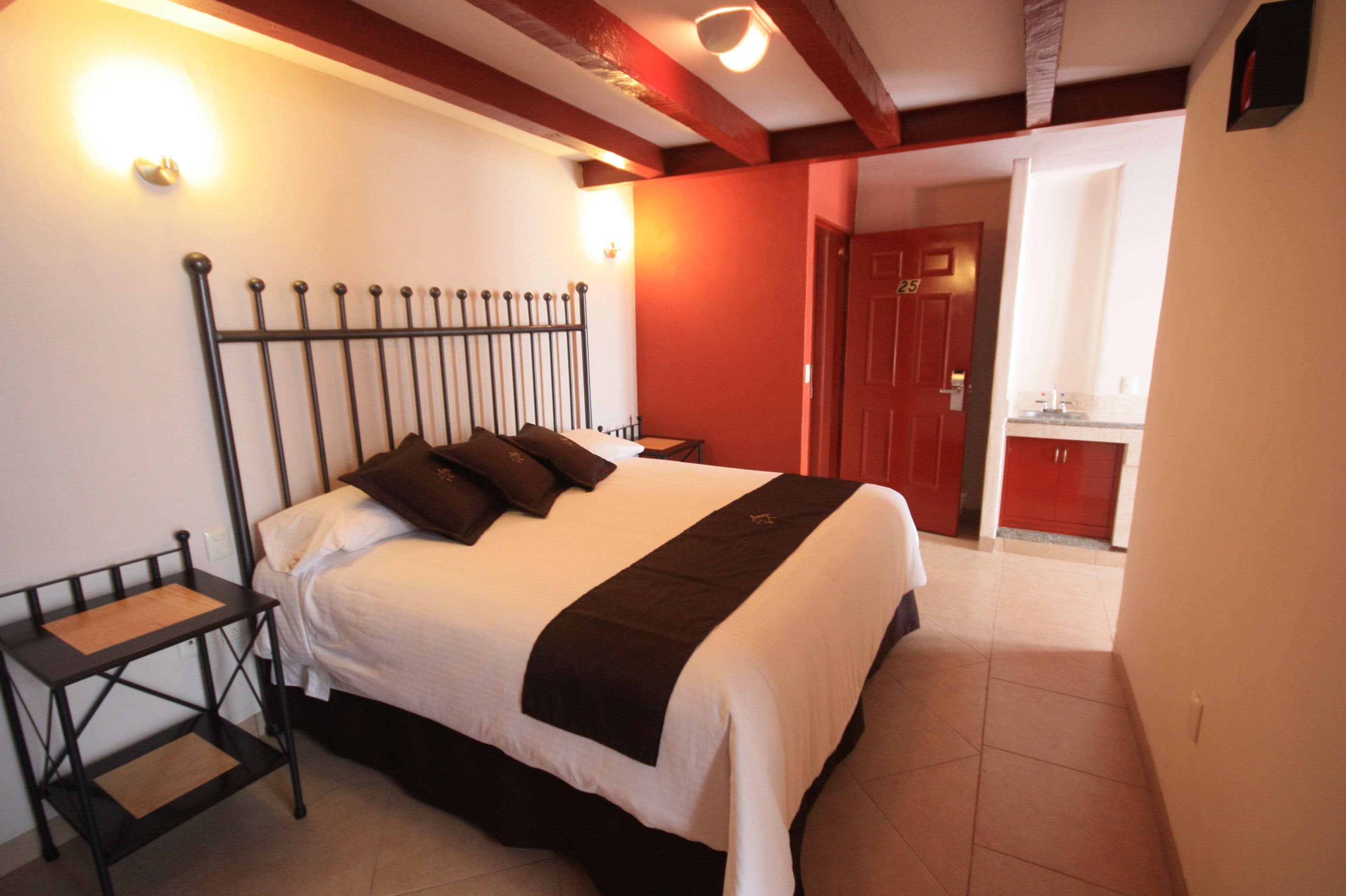 スタンダード ルーム キングベッド 1 台 | セーフティボックス (室内)、遮光カーテン、アイロン / アイロン台、WiFi (無料)