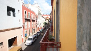 A narrow street with parked cars and buildings on either side. - Hotel Santa Regina (Guanajuato)