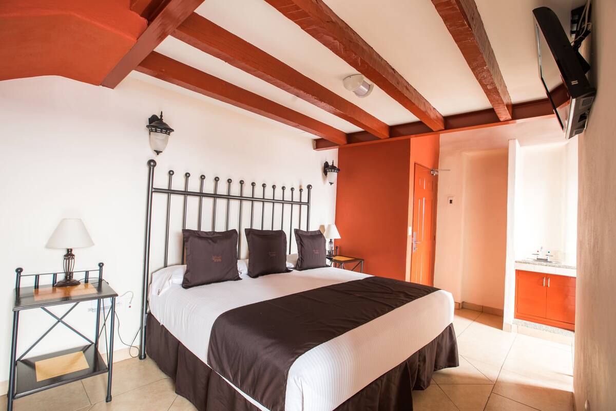 Standard Room, 1 King Bed (4) | In-room safe, blackout drapes, iron/ironing board (on request)