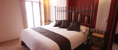 Perhehuone | Tallelokero huoneessa, pimennysverhot, silitysrauta/-lauta