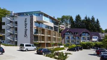 Un bâtiment moderne sur lequel on peut lire l’inscription « SEEFARTHEN ».