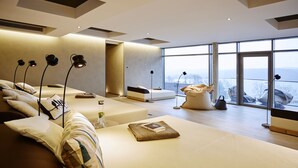 Una sala de estar moderna con un sofá, una mesa de centro y vistas al exterior.