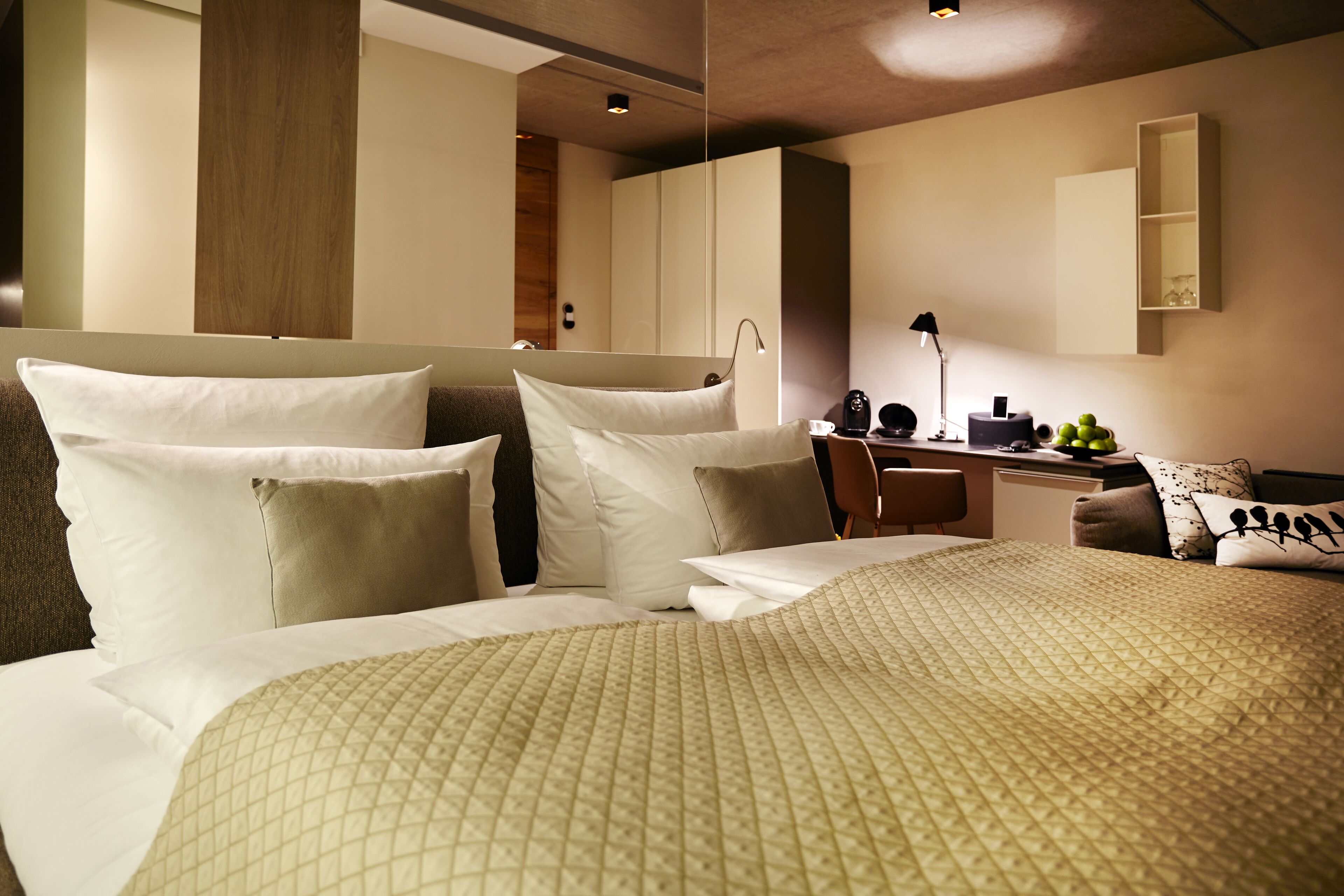 Una habitación de hotel con una cama grande, un escritorio y una silla.