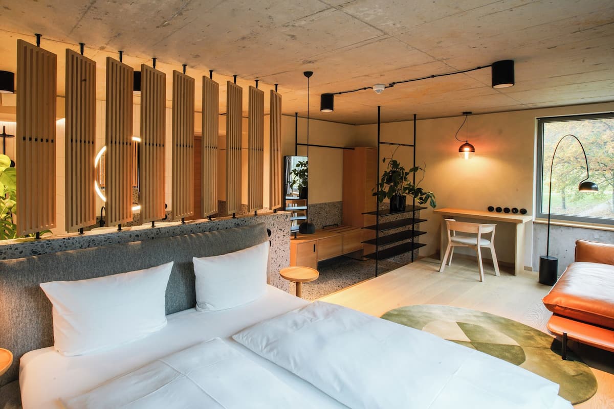 l design | 1 bedroom, down duvets, minibar, desk