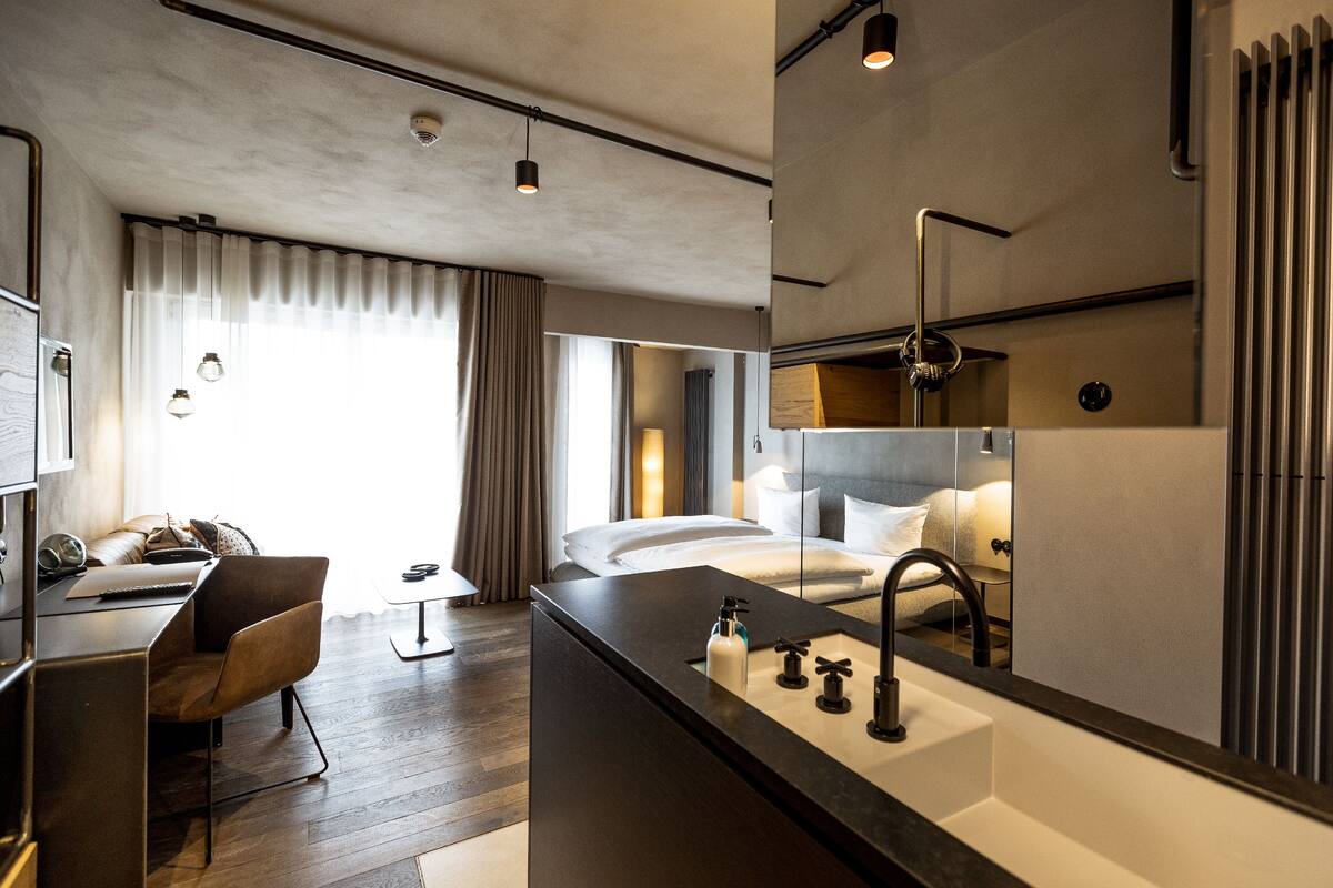 M Design Room | Down duvets, minibar, desk, soundproofing