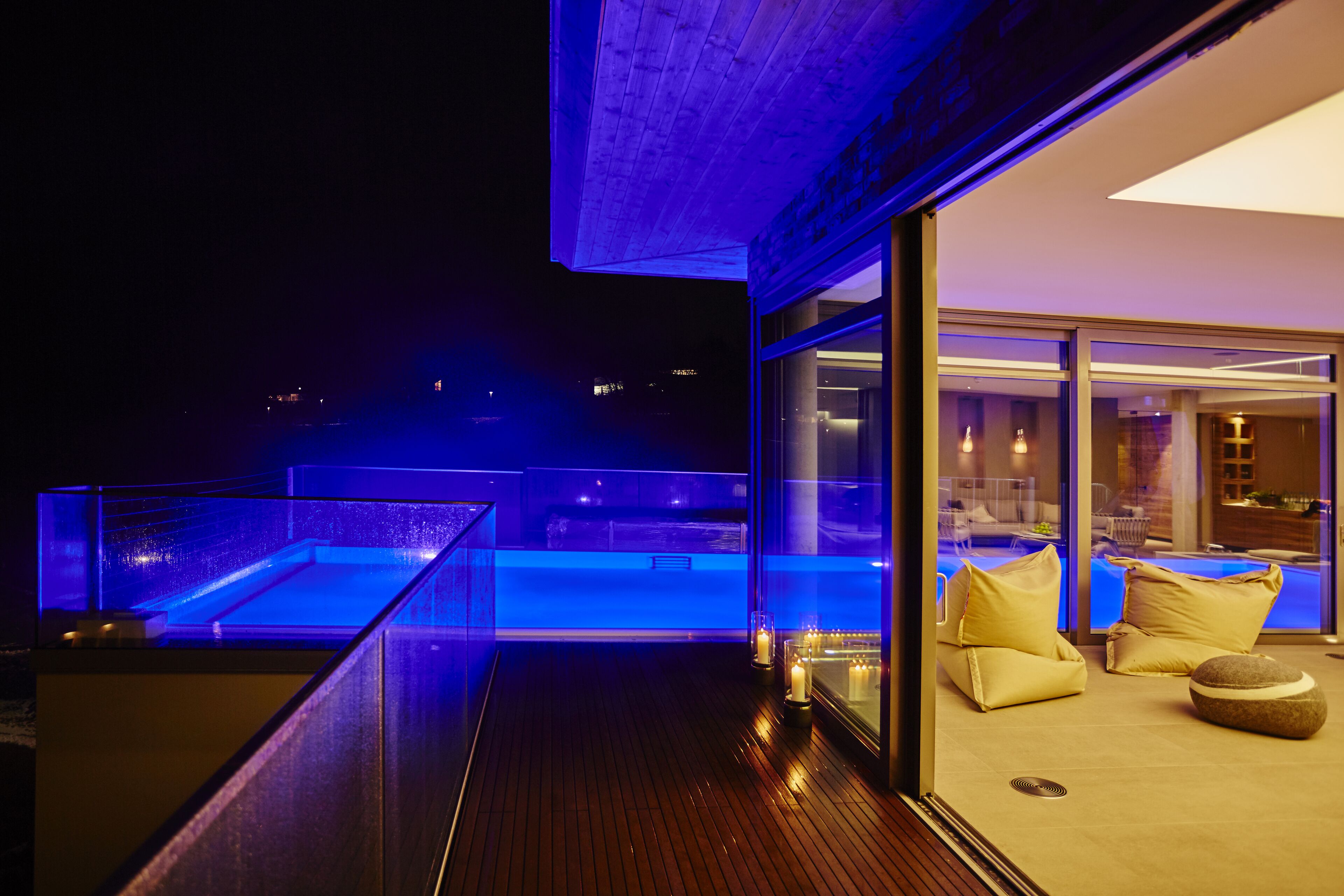 Een buitenzwembad, ligstoelen bij het zwembad