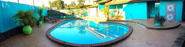 Una piscina al aire libre