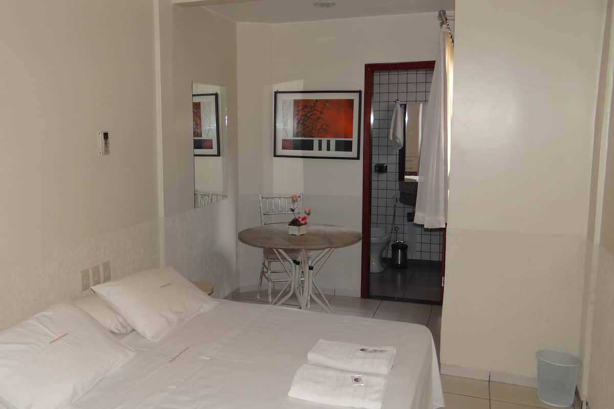 Quarto Duplo Casal | Minibar, desk, laptop workspace, blackout drapes