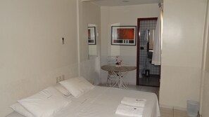 Minibar, decoración personalizada y escritorio