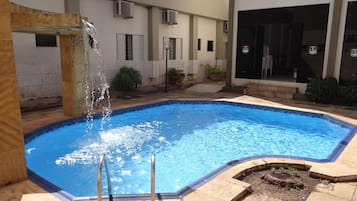 Piscina externa, espreguiçadeiras