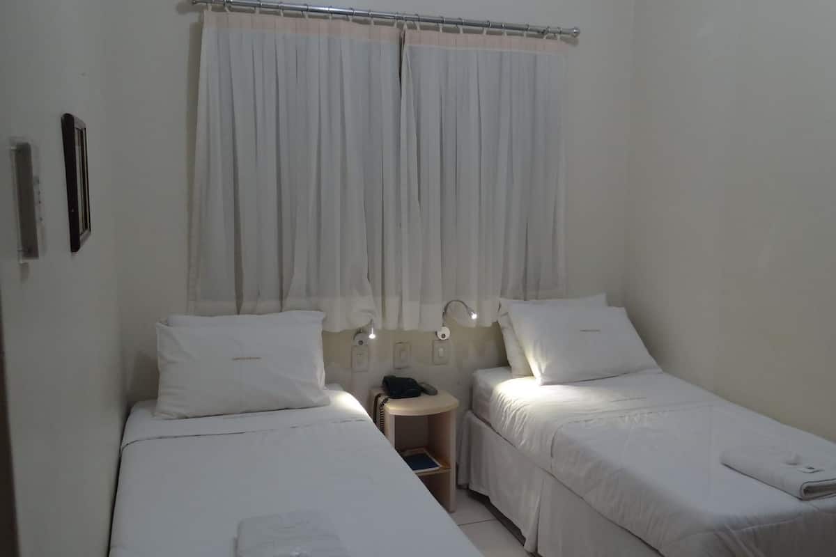 Quarto Duplo Solteiro | Minibar, desk, laptop workspace, blackout drapes