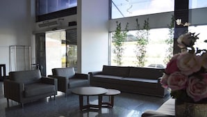 A modern lobby with a sofa, armchairs, and a coffee table. - Liber Hotel Nova Serrana (Nova Serrana)