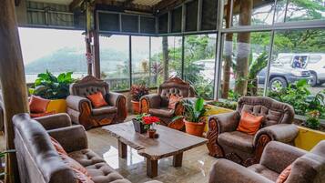 Sarapan dihidangkan, masakan tempatan dan antarabangsa, taman