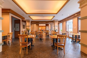 Bữa sáng buffet hàng ngày (350 THB/mỗi người)