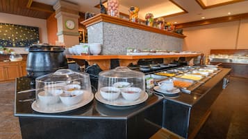 Daily buffet breakfast (THB 350 per person)