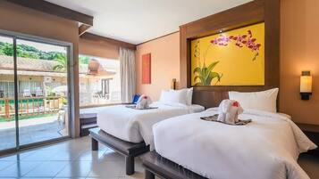 Pool Access Room | Minibar, in-room safe, desk, iron/ironing board