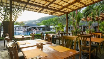 Bữa sáng buffet hàng ngày với phụ phí nhỏ