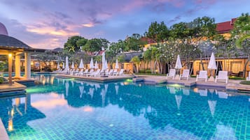 Kolam renang terbuka, payung kolam, kerusi lepak pantai