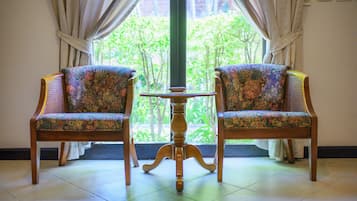 Habitación superior | Caja de seguridad en la habitación y escritorio