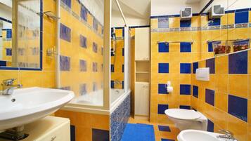 Double Room Single Use | Bathroom | Shower, free toiletries, hair dryer, towels