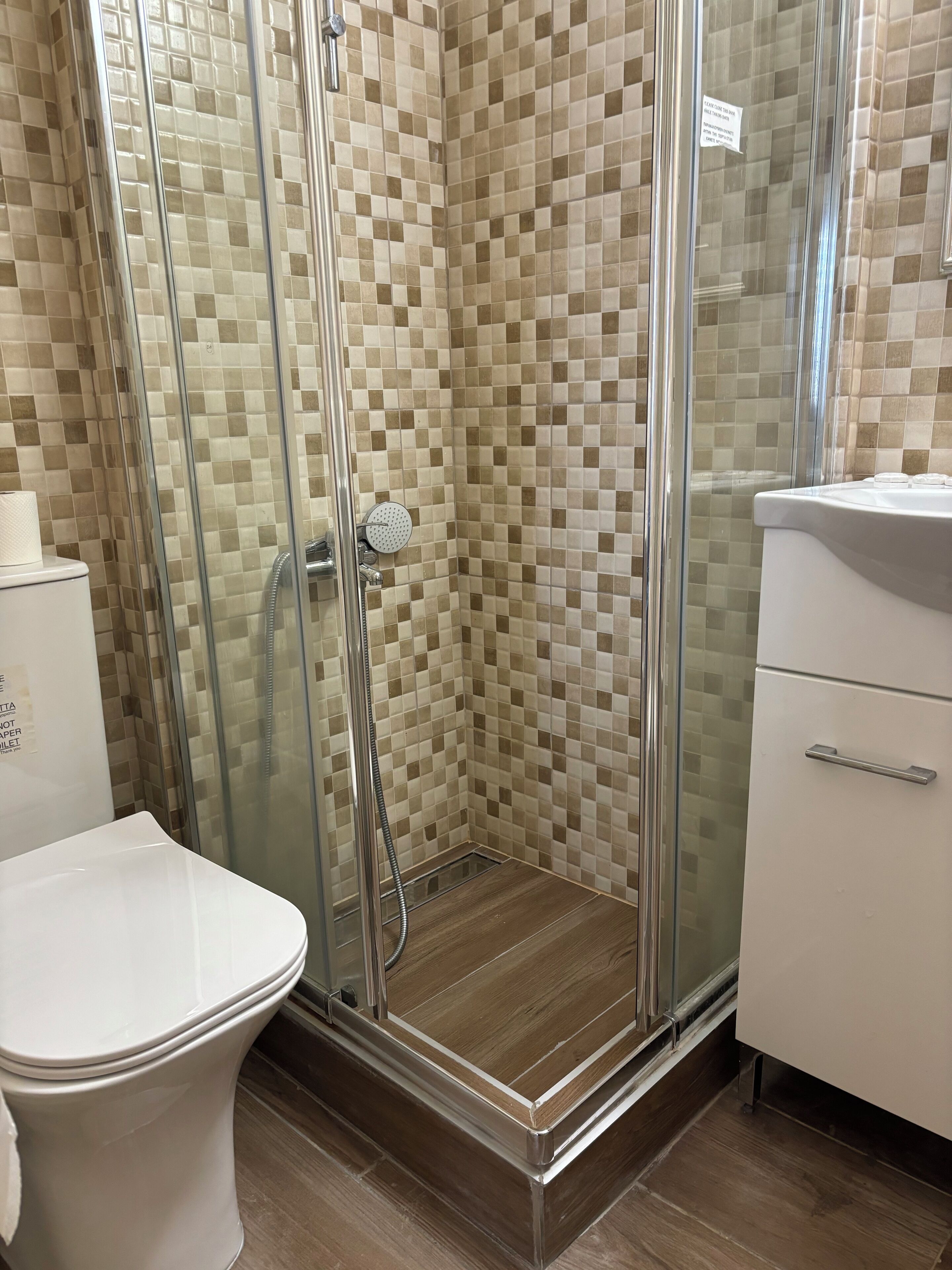 single room | bathroom | combined shower/bathtub, deep-soaking bathtub, free toiletries