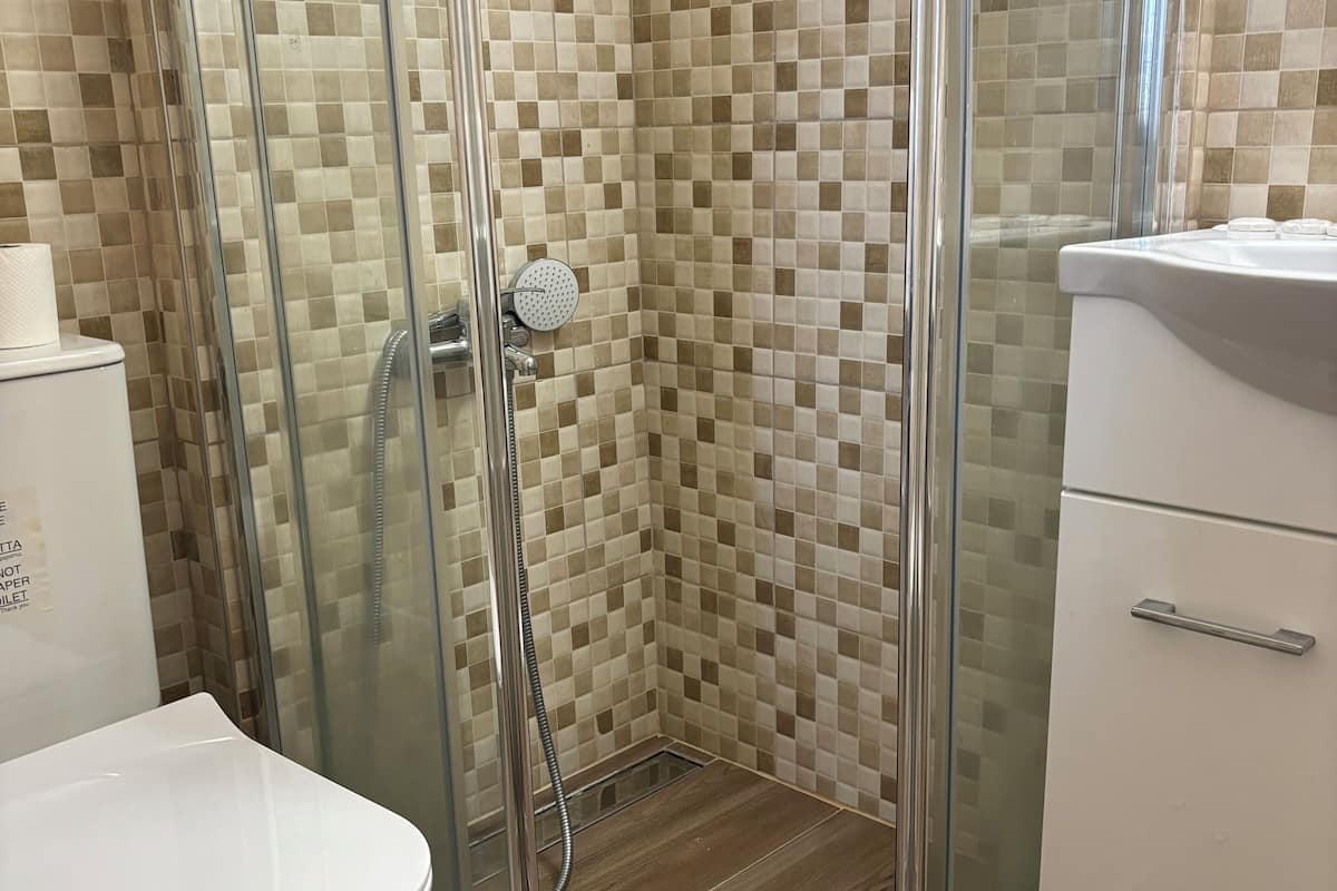 single room | bathroom | combined shower/bathtub, deep-soaking bathtub, free toiletries