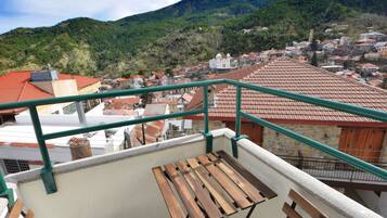 Familiekamer, 1 twee- of 2 eenpersoonsbedden, uitzicht op bergen | Terras