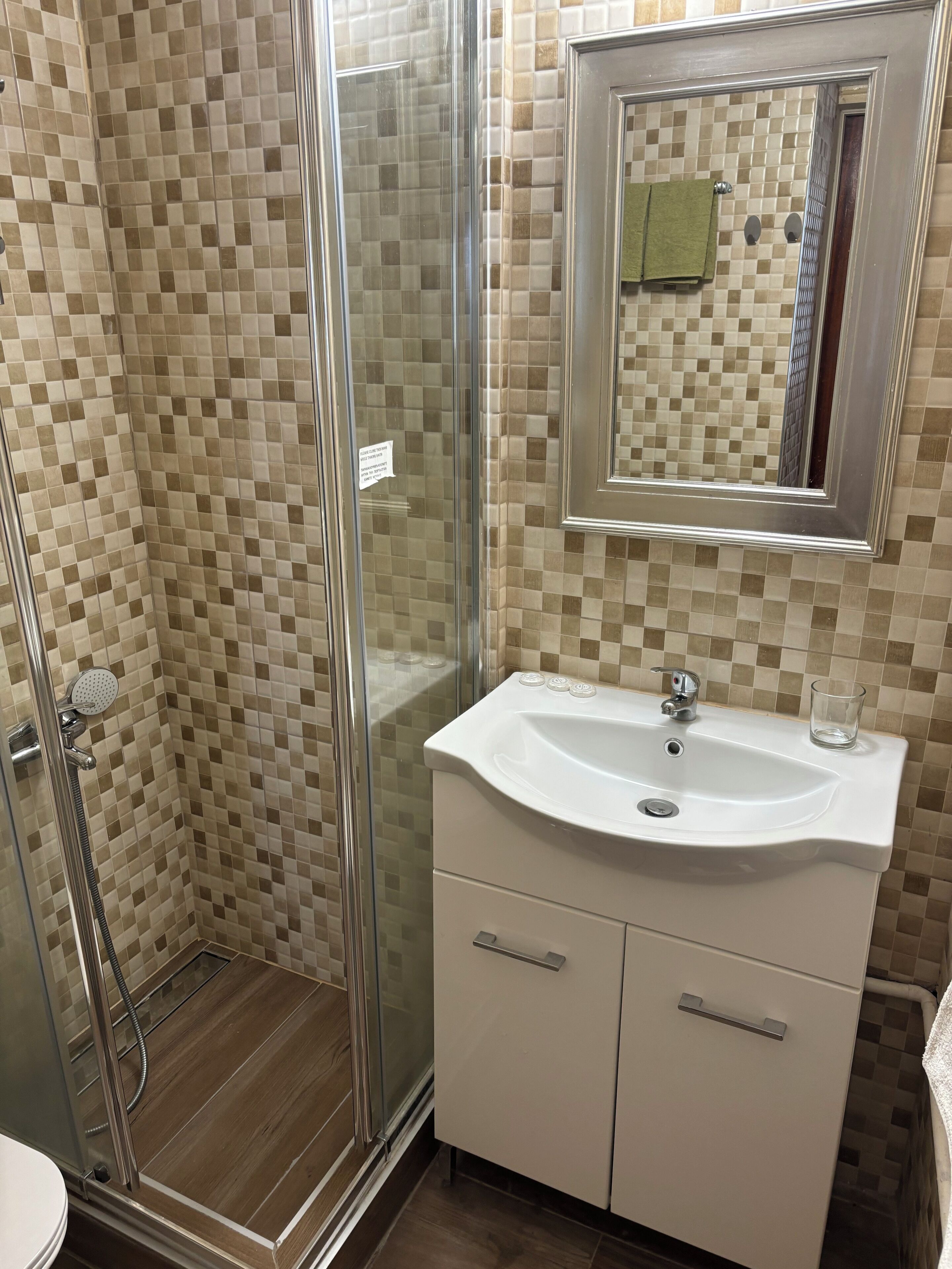 triple room | bathroom | combined shower/bathtub, deep-soaking bathtub, free toiletries