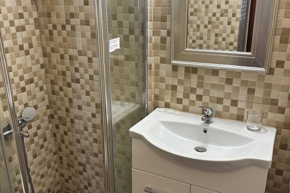 triple room | bathroom | combined shower/bathtub, deep-soaking bathtub, free toiletries