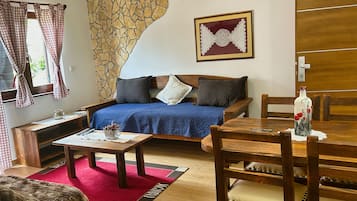 Phòng Suite Junior | Khu phòng khách | TV màn hình phẳng 90-cm có truyền hình vệ tinh, TV