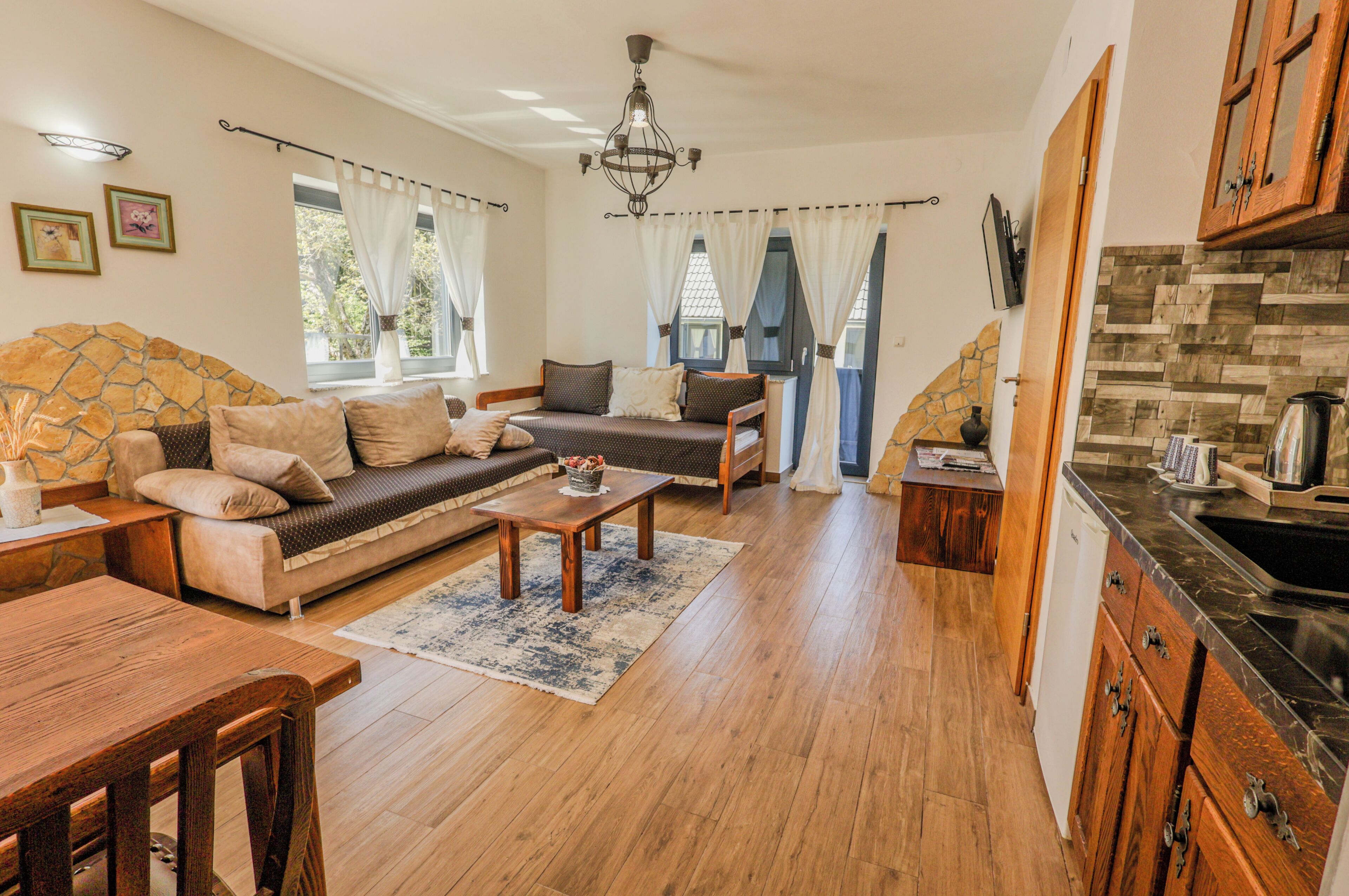 Family Apartment | Living area | 90-cm flat-screen TV with satellite channels, TV