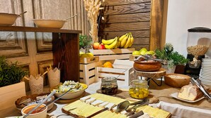 Una mesa de buffet con diferentes alimentos y utensilios.