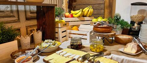 Een buffet met verschillende gerechten en bestek.